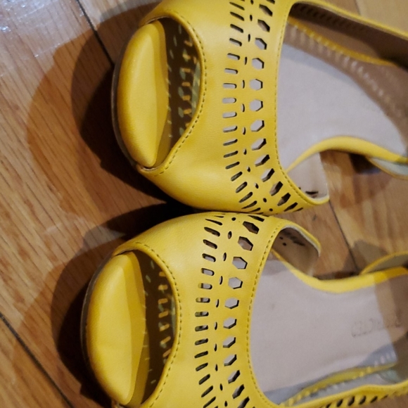 Peep toe yellow (2) 7.5 worn twice EUC - Picture 2 of 6